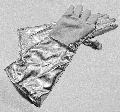 18" Para-Aramid Aluminized Glove Medium